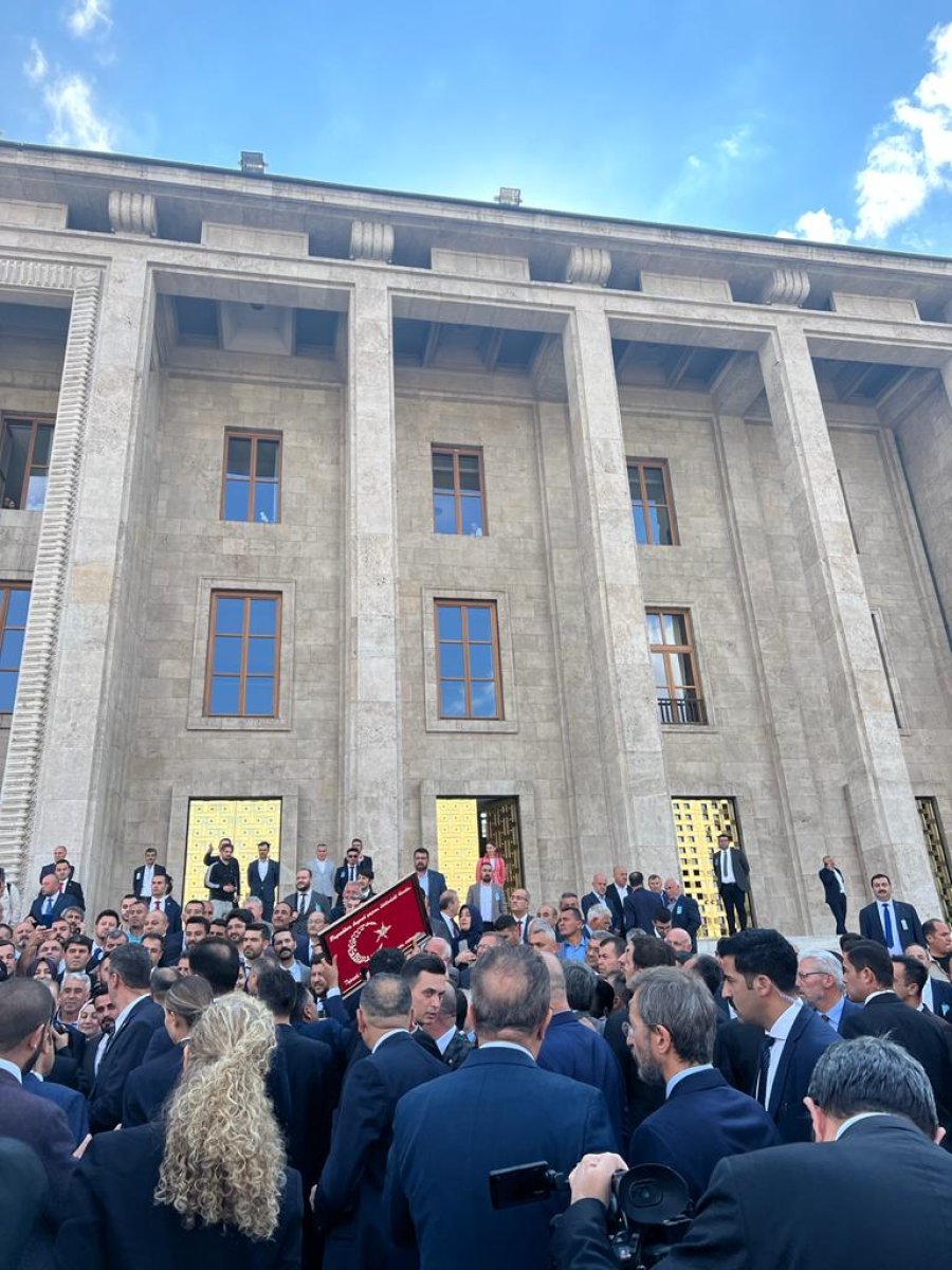 Cumhurbaşkanı Erdoğan ı camdan izleyen CHP li: Engin Özkoç #2