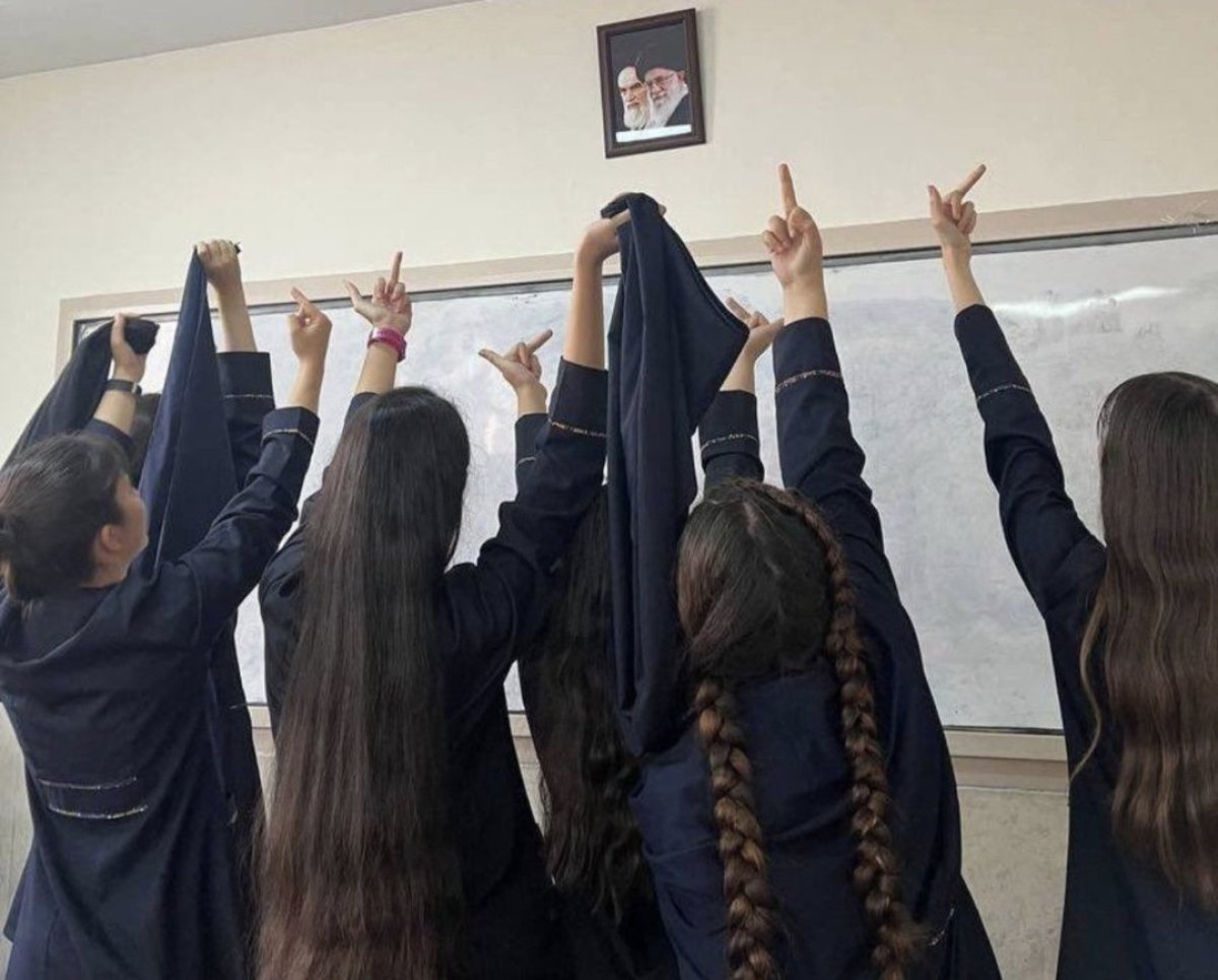İran da öğrenciler, Hamaney ve Humeyni nin fotoğrafına el hareketi yaptı #1