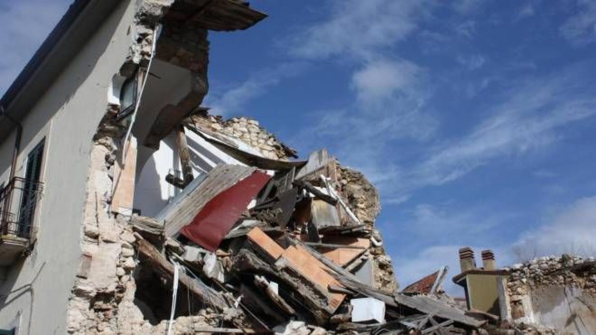 İtalya daki L Aquila depreminde evlerini terk etmeyip ölenler kusurlu bulundu #2