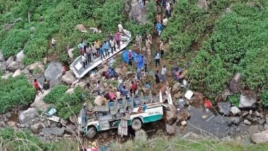 Son dakika korkunç kaza oldu! Yolcu otobüsü 500 metreden uçuruma yuvarlandı: 32 kişi öldü, 20 kişi yaralandı