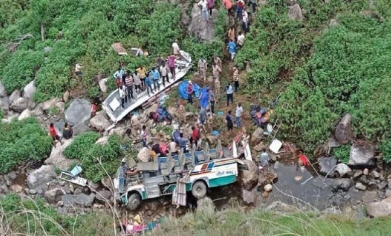 Son dakika korkunç kaza oldu! Yolcu otobüsü 500 metreden uçuruma yuvarlandı: 32 kişi öldü, 20 kişi yaralandı