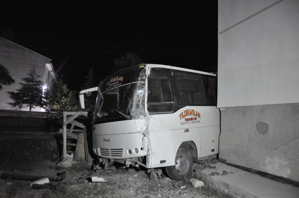 Karaman da midibüs ile kamyonet çarpıştı: 12 yaralı #1