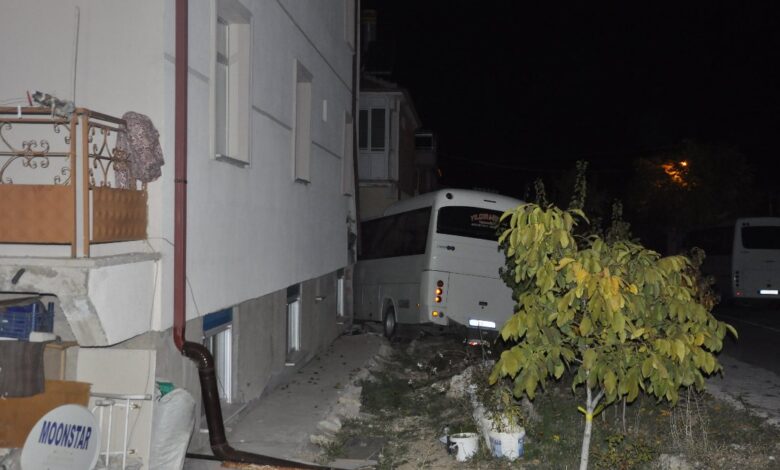 Karaman'da midibüs ile kamyonet çarpıştı: 12 yaralı