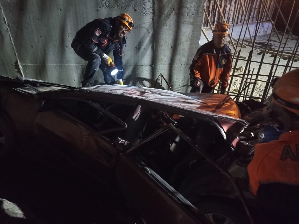 Afyonkarahisar da otomobil köprü inşaatına düştü: 4 ölü #1