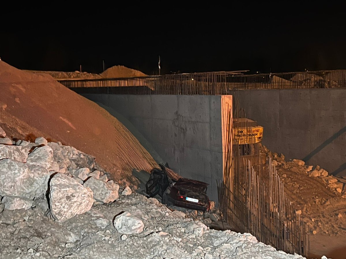 Afyonkarahisar da otomobil köprü inşaatına düştü: 4 ölü #4