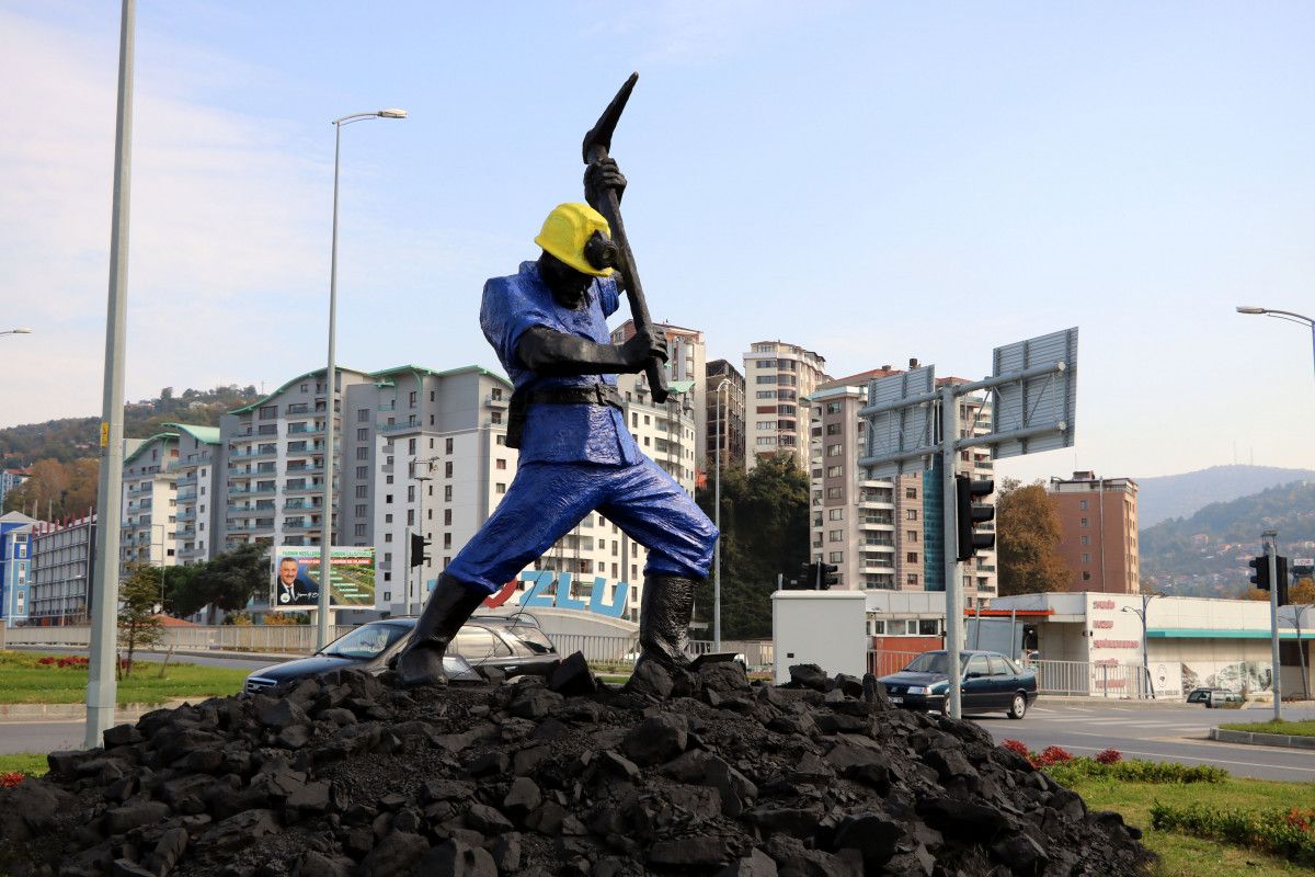 Zonguldak ta madenci heykeli restorasyonu tartışması #1