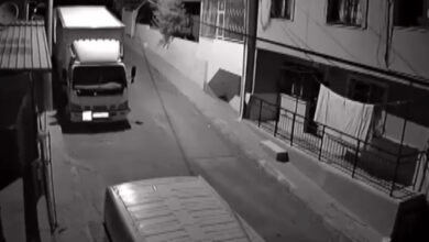 İzmir'de deprem anı kameraya yansıdı