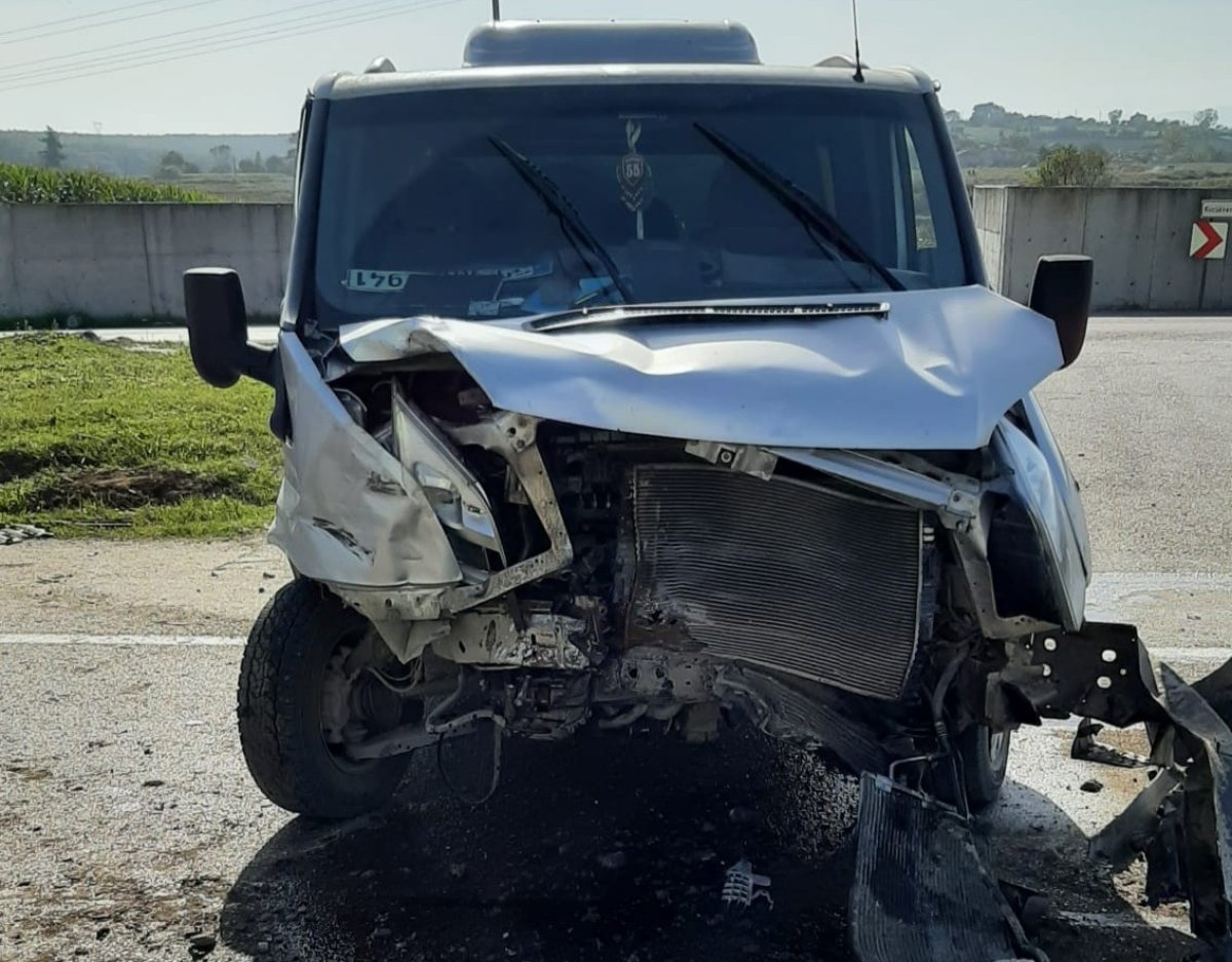 Samsun da minibüs ile otomobil çarpıştı: 3 yaralı #1