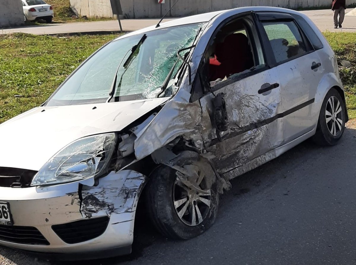 Samsun da minibüs ile otomobil çarpıştı: 3 yaralı #2
