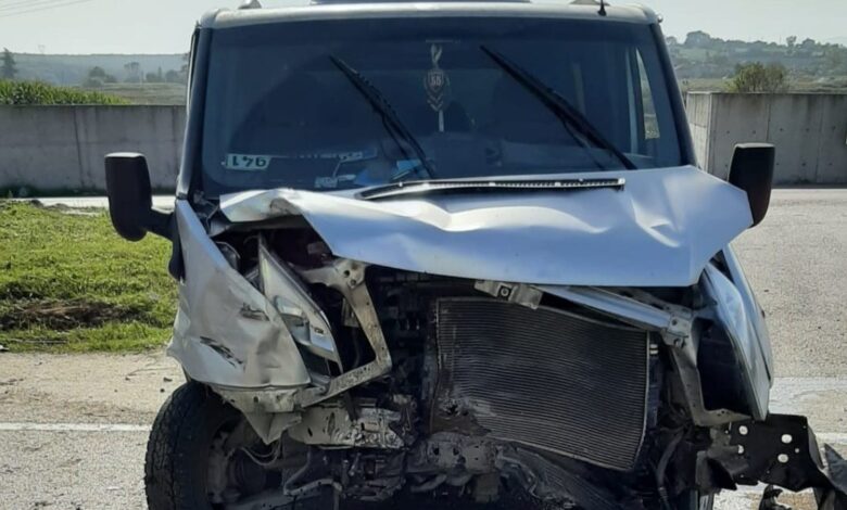 Samsun'da minibüs ile otomobil çarpıştı: 3 yaralı