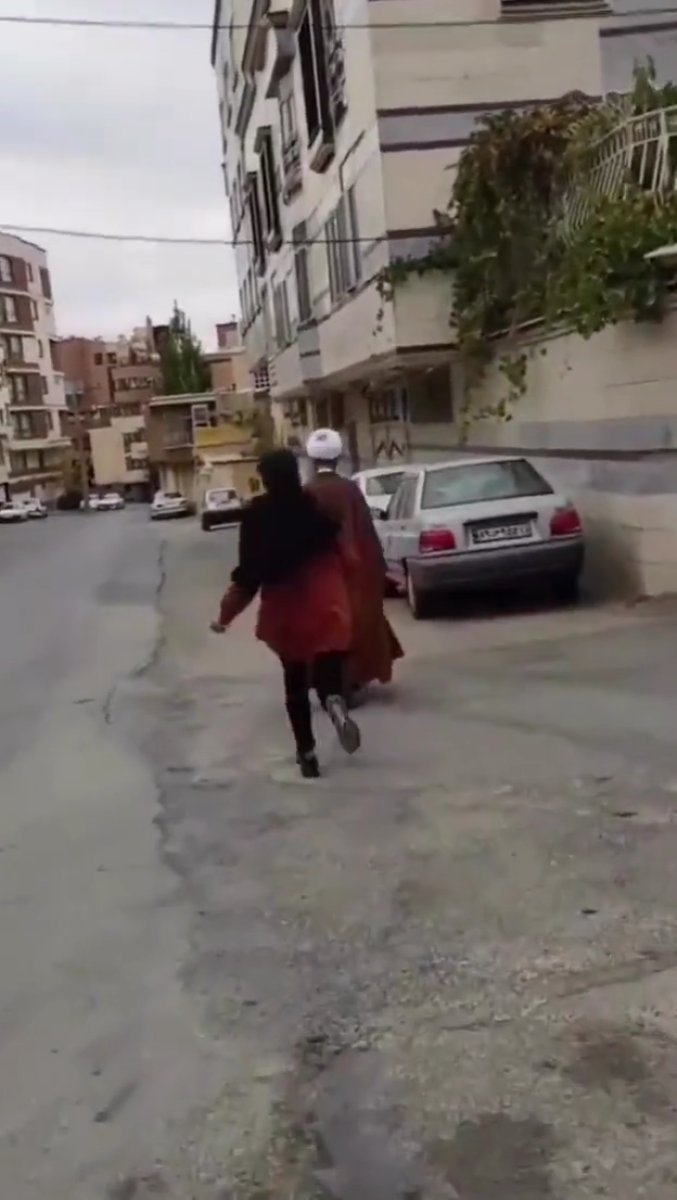 İran da yeni akım: Mollaların sarıklarını düşürme eylemi #1
