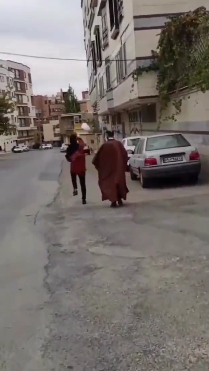 İran da yeni akım: Mollaların sarıklarını düşürme eylemi #2