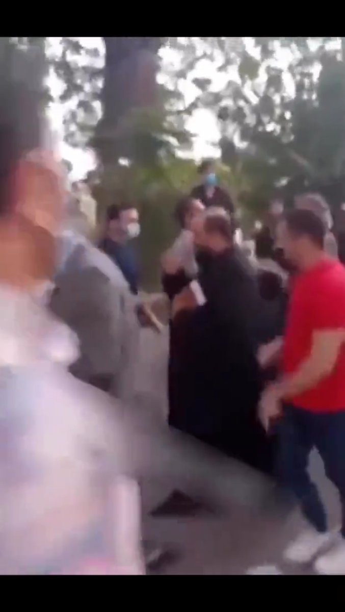 İran da yeni akım: Mollaların sarıklarını düşürme eylemi #7