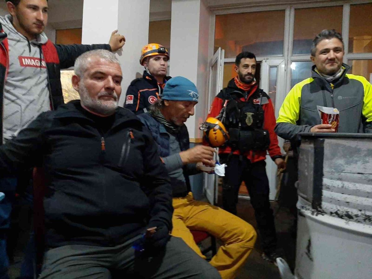 Uludağ’da mahsur kalan milli sporcu ve arkadaşı kurtarıldı #2