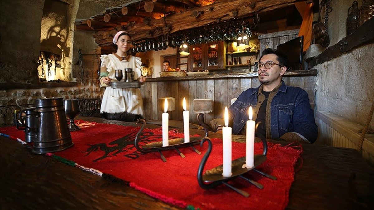 Nevşehir de 150 yıllık binayı Orta Çağ temalı restorana dönüştürdü #1