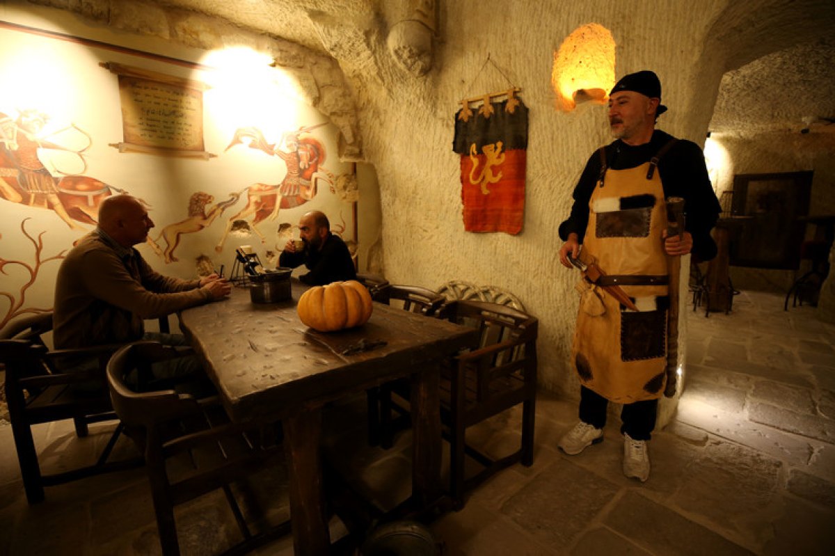 Nevşehir de 150 yıllık binayı Orta Çağ temalı restorana dönüştürdü #3