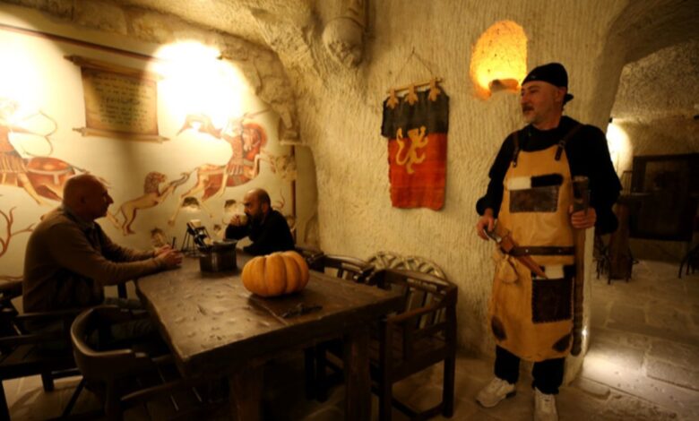 Nevşehir'de 150 yıllık binayı Orta Çağ temalı restorana dönüştürdü