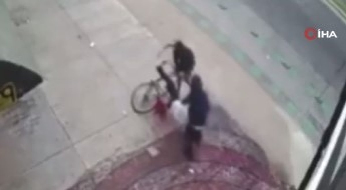 Meksika da seyir halindeki adamı, duvara ittirip bisikletini çaldılar #1