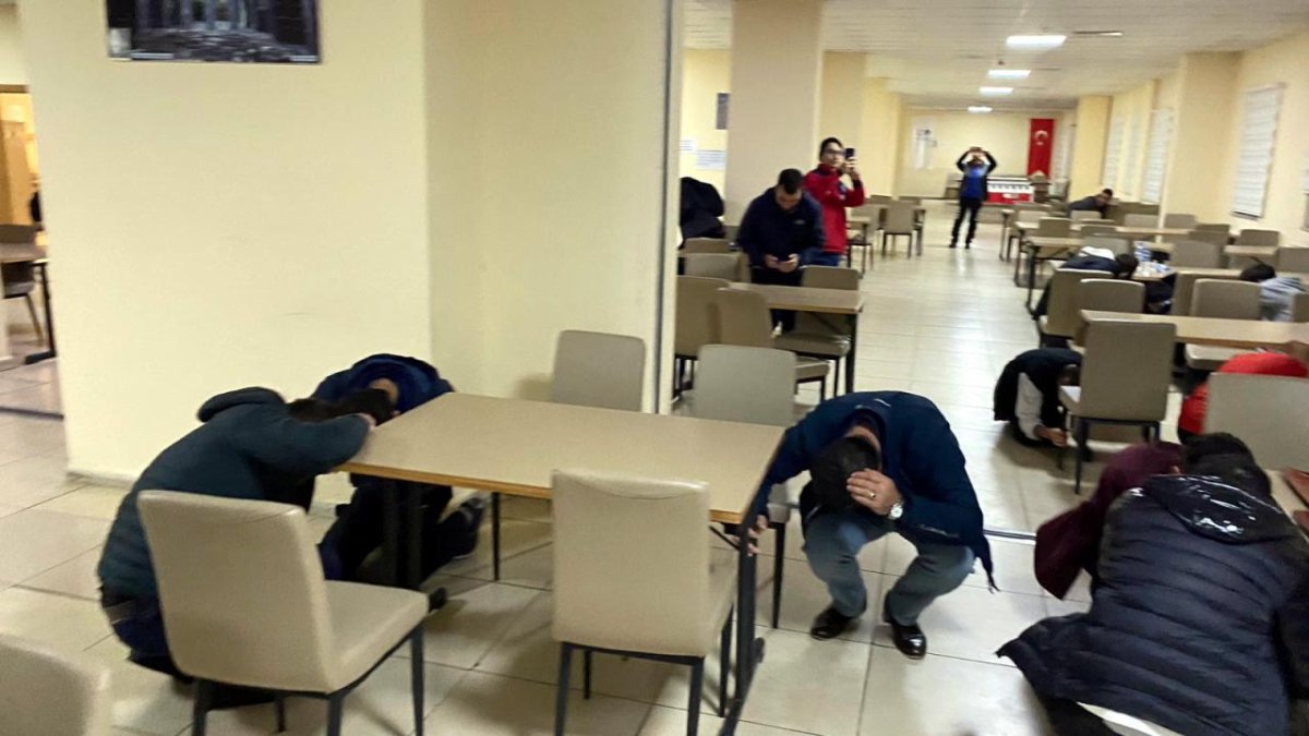 Türkiye genelinde öğrenci yurtlarında  deprem  tatbikatı gerçekleştirildi #1
