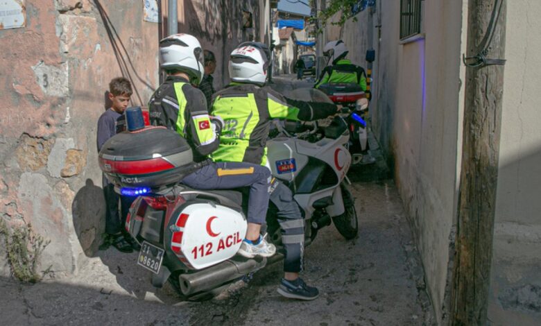 Hatay'ın dar sokaklarında hastalara motorize sağlık ekipleri yetişiyor