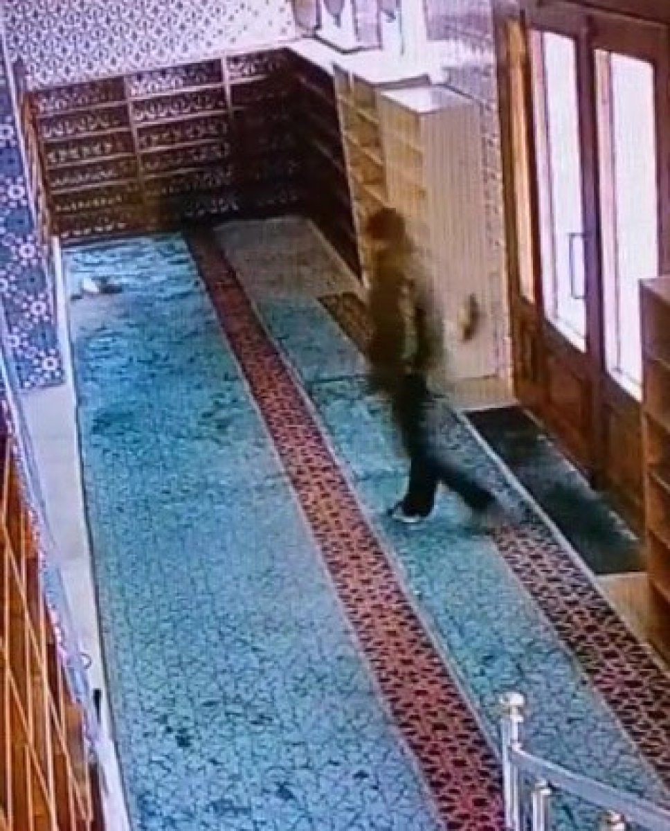 İstanbul da camiye içki şişesiyle girip Kur an-ı Kerim’e tekme attı #3