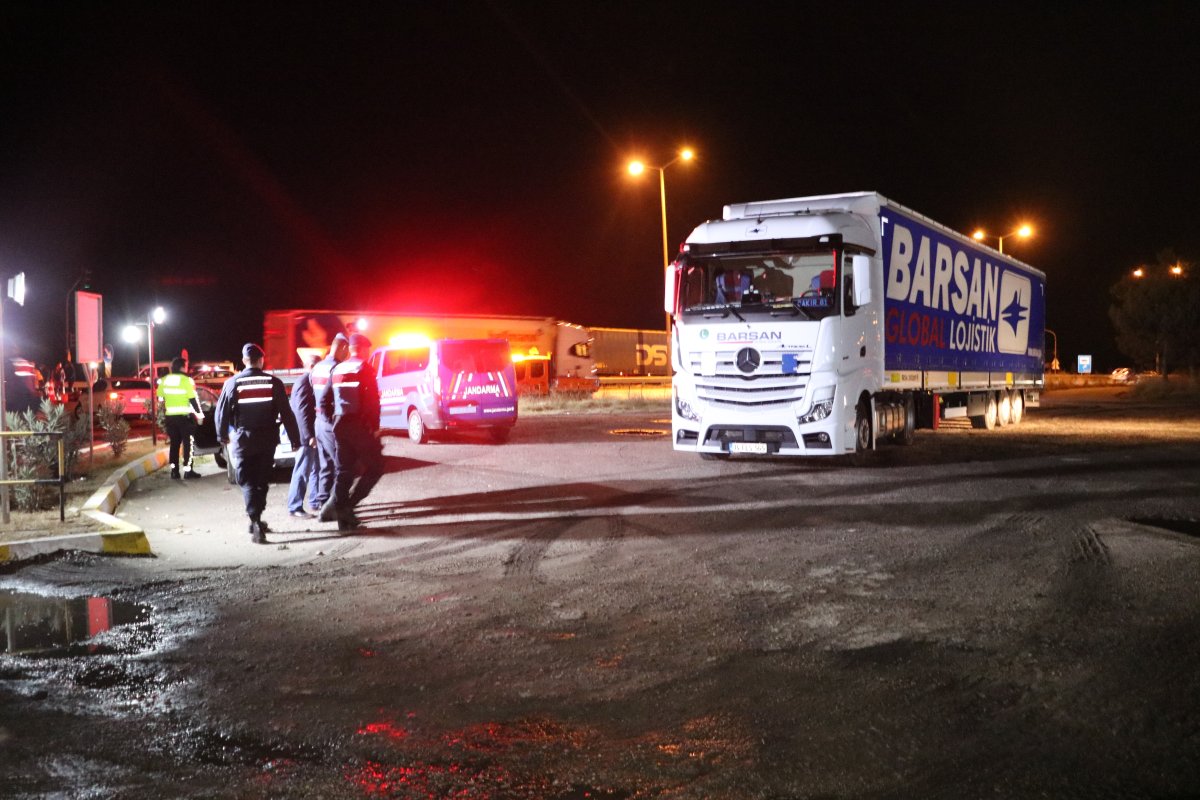 Edirne de tır ile çarpışan otomobil hurdaya döndü: 1 yaralı #1