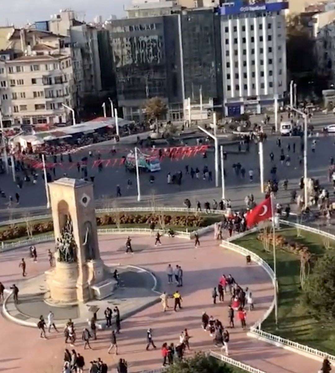 Taksim deki patlamanın ardından vatandaşların kaçış anları #3