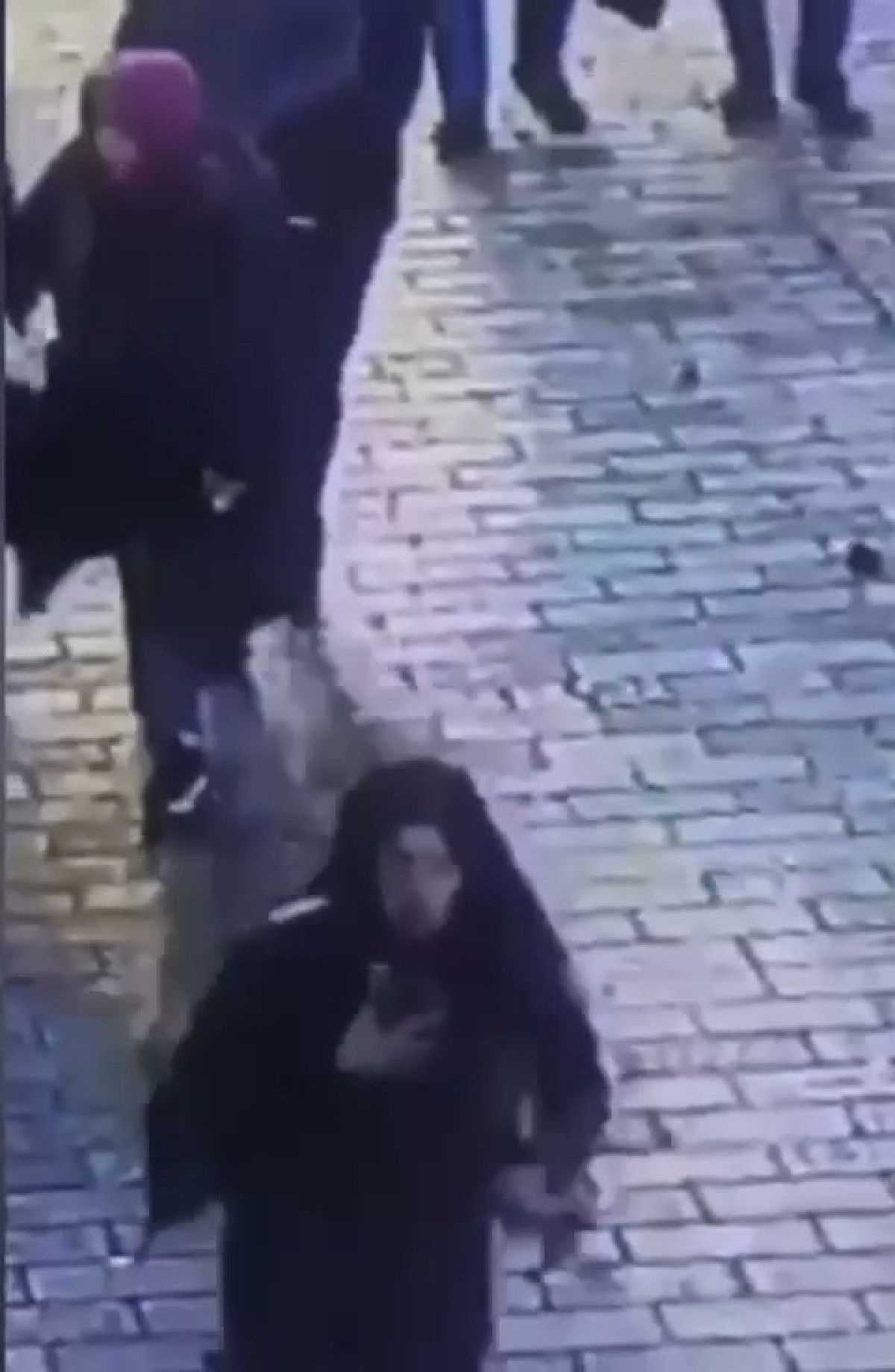 Taksim de bomba bırakan kadın teröristin kaçış anı kamerada  #2