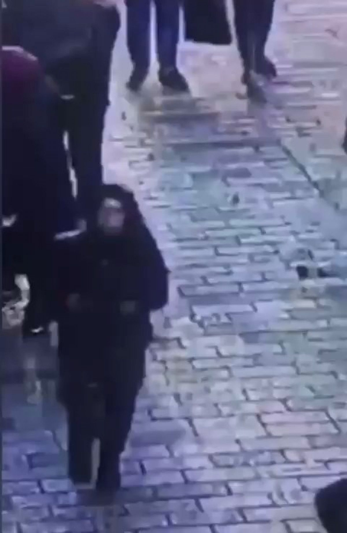 Taksim de bomba bırakan kadın teröristin kaçış anı kamerada  #3