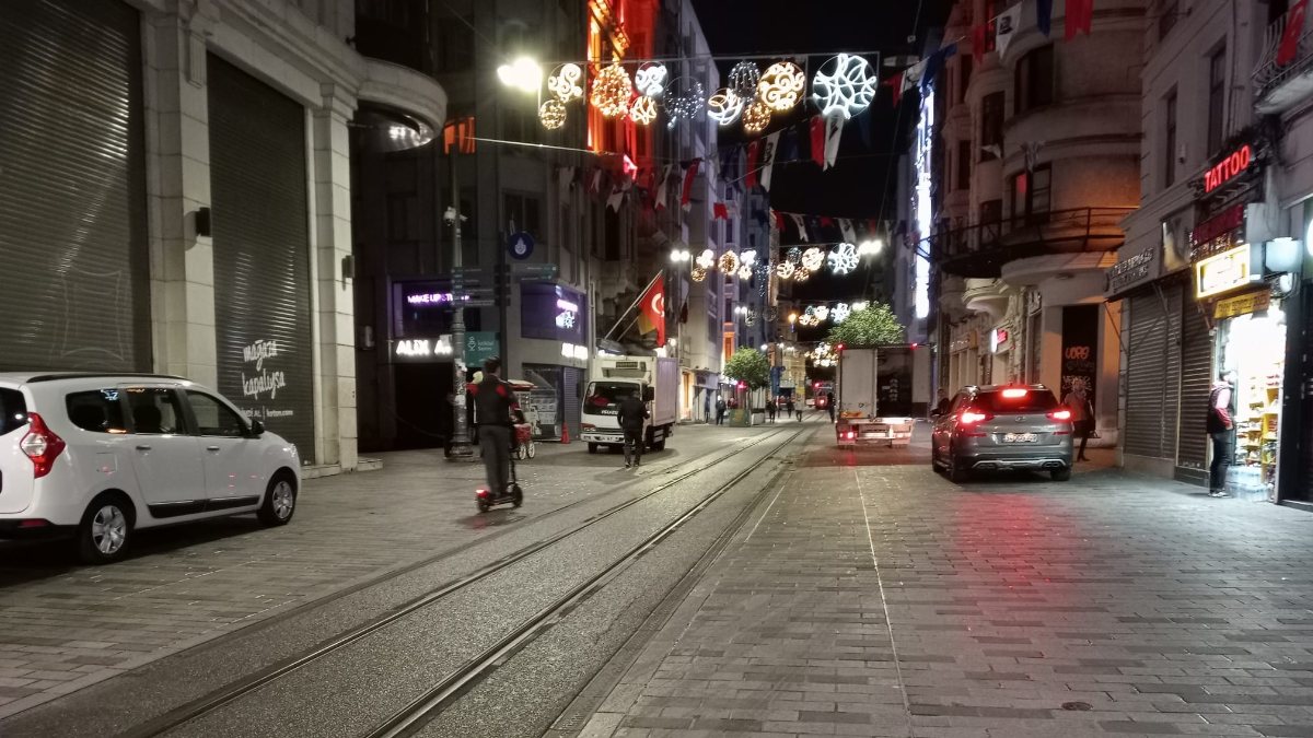 İstiklal Caddesi’ndeki banklar kaldırıldı