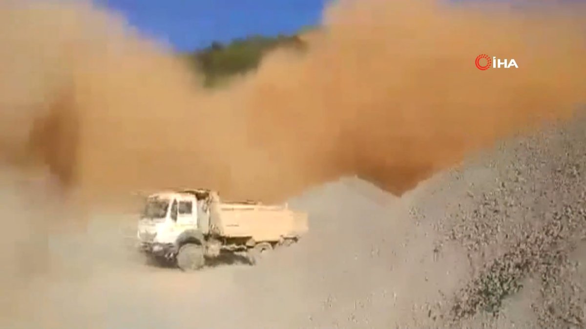 Hindistan’da taş ocağında toprak kayması: 12 işçi toprak altında kaldı #1