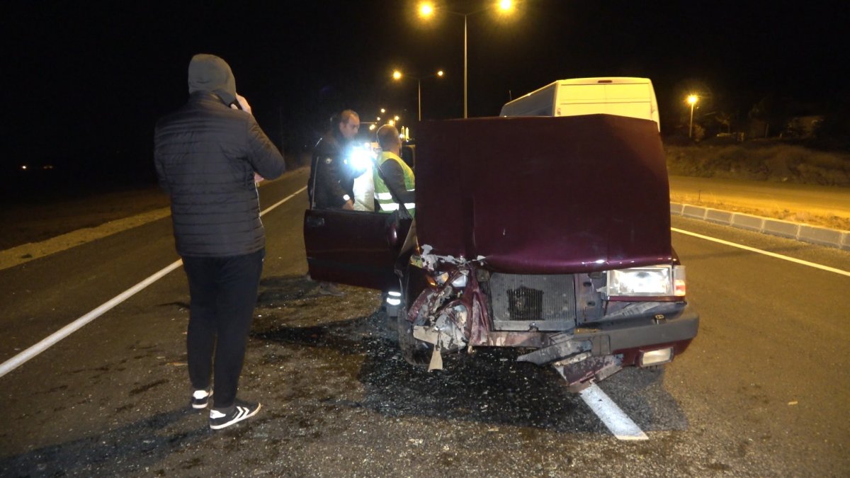 Kırıkkale de iki otomobil çarpıştı: 4 yaralı #2
