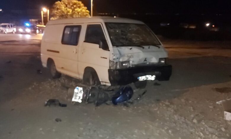 Bursa'da hafif ticari araç motosikletle kafa kafaya çarpıştı: 1’i ağır 2 yaralı