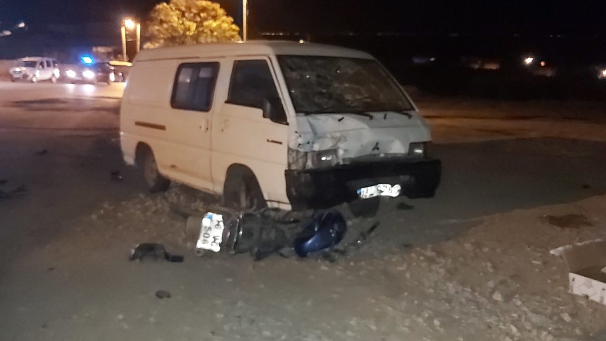 Bursa’da hafif ticari araç motosikletle kafa kafaya çarpıştı: 1’i ağır 2 yaralı