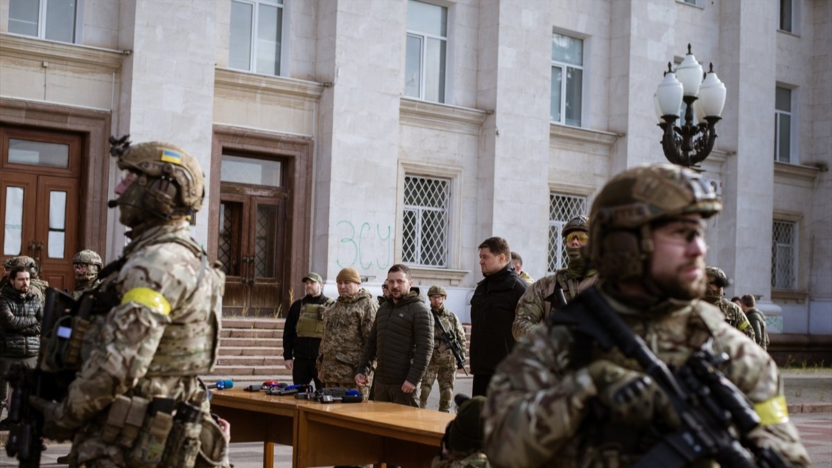 Rus askerlerinin geri çekildiği Herson’daki kutlamalara Zelensky de katıldı