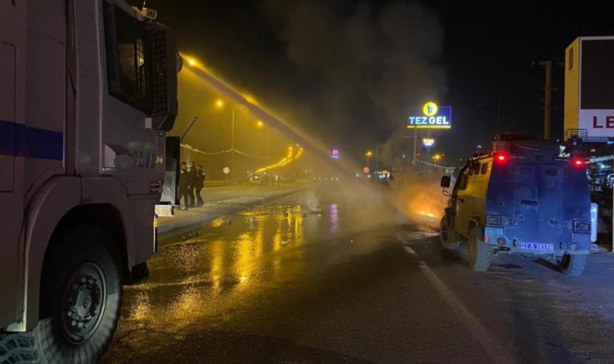 Diyarbakır da elektrik sayaçlarının direklere çıkartılmasına tepki için lastik yaktılar #4