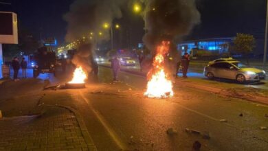 Diyarbakır'da elektrik sayaçlarının direklere çıkartılmasına tepki için lastik yaktılar