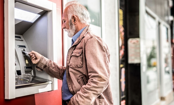 Emekli maaşı olan herkes başvursun! Emeklilere 7.500 TL ödemeler başladı: ATM’lerden anında çekilebilir
