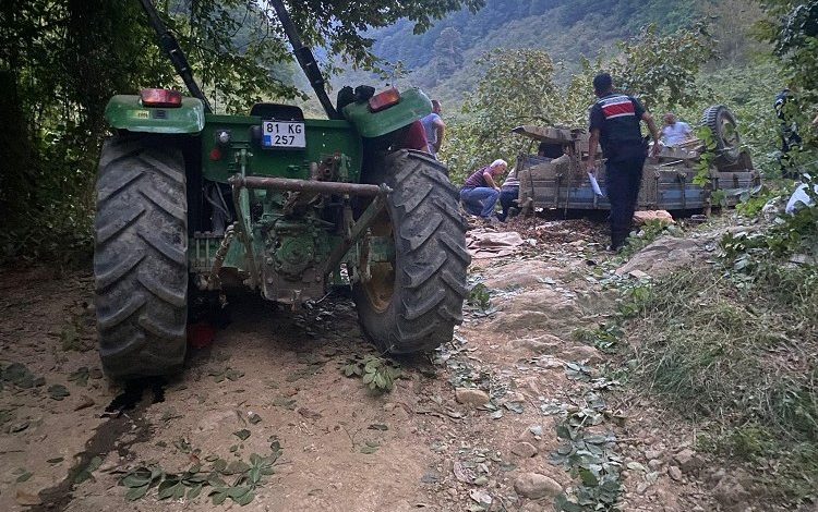 Duzcede traktor devrildi 16 personel yarali