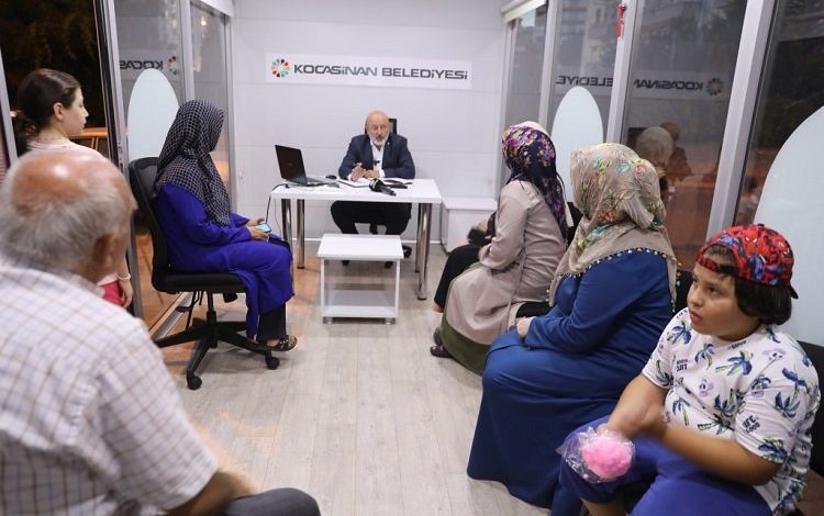 Kayseri Kocasinanda lider halki dinliyor
