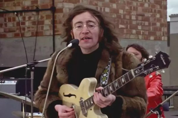 John Lennon’un 50 Yıldır Kayıp Olan Gitarı Rekor Fiyata Satıldı