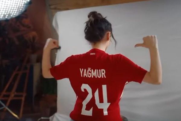 Yağmur Tanrısevsin, Vincenzo Montella ile Kamera Karşısında